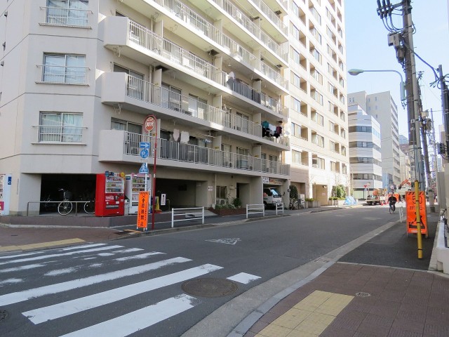中銀京橋マンシオン　エントランス前道路