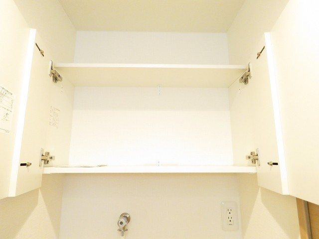 月島ローヤルコーポ　洗濯機置場上の吊り棚