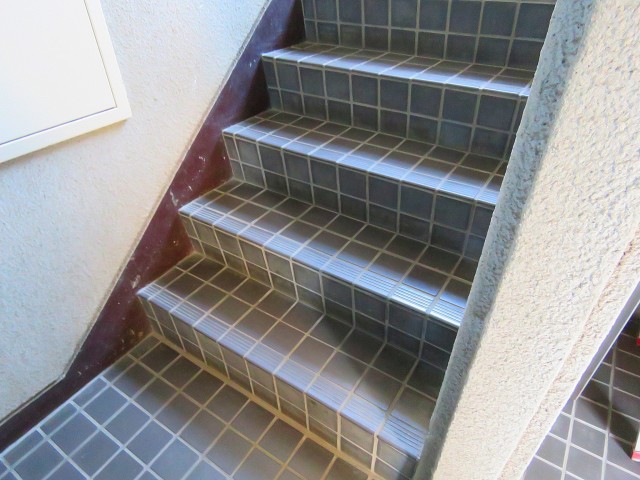 キクエイパレス上野毛　共用階段