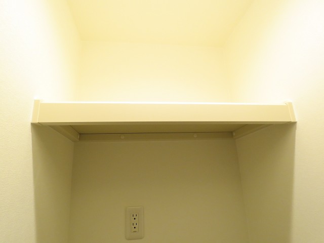 ハイネス麻布　洗濯機置場上の棚