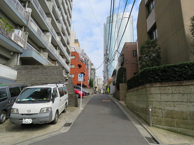 ハイネス麻布　エントランス前道路