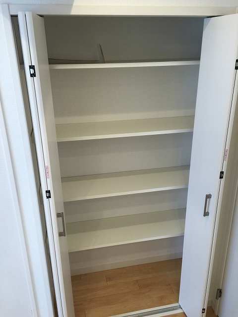 フラット田園調布　リビングダイニングキッチン収納