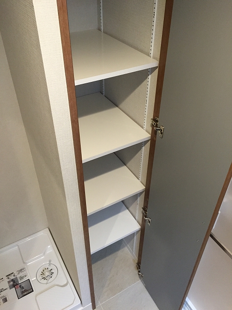 ヴィラロイヤル代々木　洗面室リネン棚