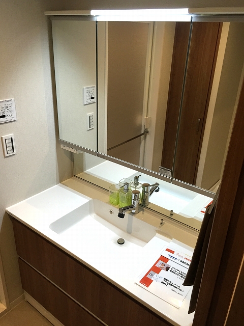 ヴィラロイヤル代々木　洗面室リネン棚