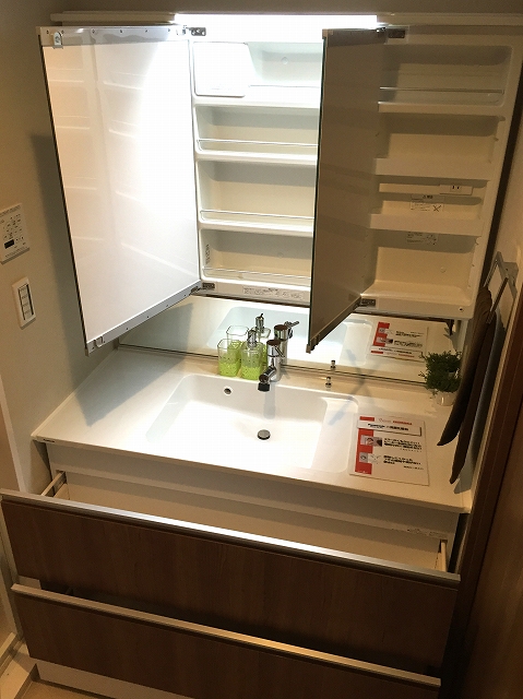 ヴィラロイヤル代々木　洗面室リネン棚