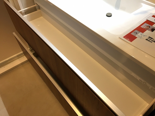 ヴィラロイヤル代々木　洗面室リネン棚