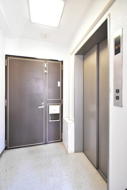 菱和パレス若松町 玄関