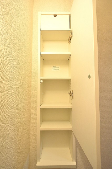 赤坂アーバンライフ　トイレ吊戸棚