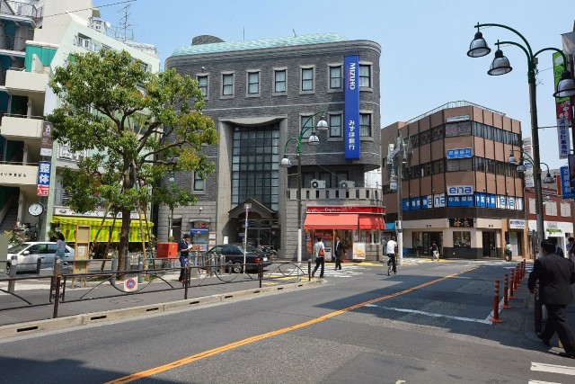 都立大グリーンパーク　駅前通り