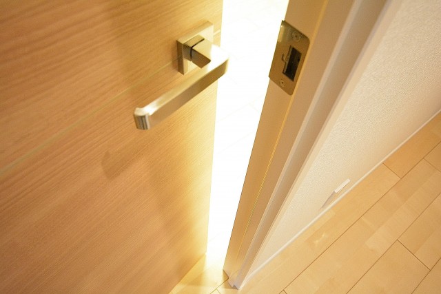 秀和南大井レジデンス　サービスルーム扉