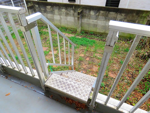 砧公園スカイハイツ　バルコニー階段