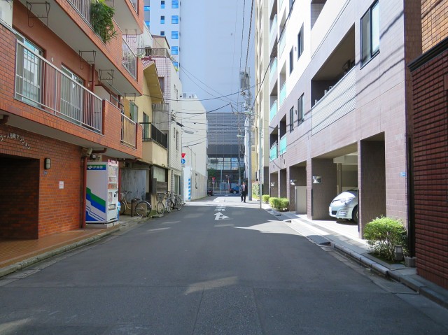 ワコー人形町マンション　エントランス前道路