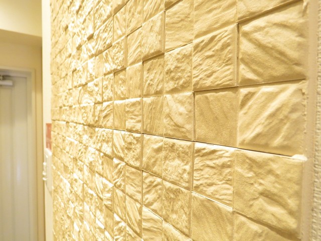 サングリア中目黒　廊下壁面タイル