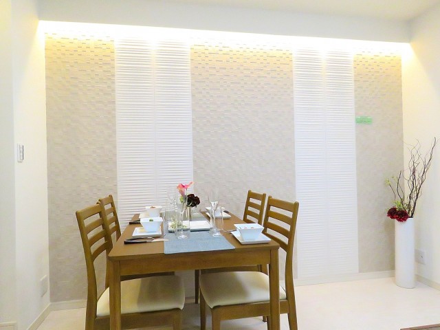 豊榮アンバサダー六本木　ＬＤＫ壁面はエコカラット