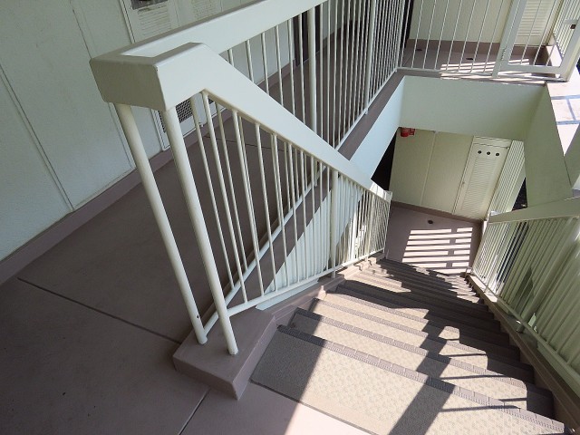 東北沢コーポラス　共用階段