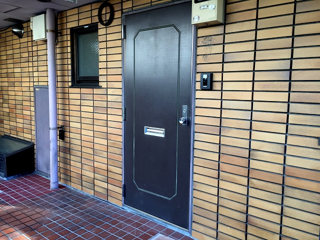 成城エンジェルマンション　玄関前