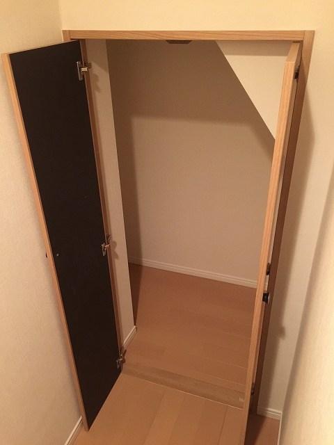 成城エンジェルマンション　階段下収納