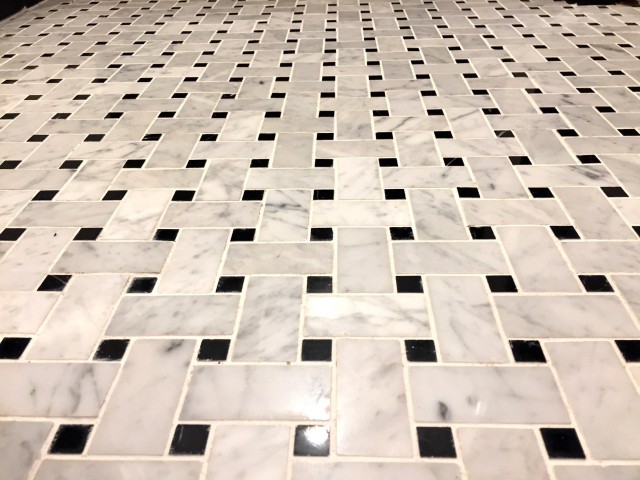 ノア三田 (44)　洗面室とトイレの床はこんなデザインです　ここもレトロですね