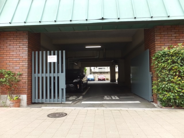 白金台グロリアハイツ　駐車場入り口