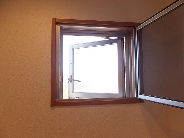 センチュリー巣鴨　洗面室　小窓