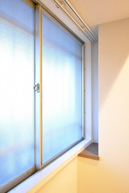 六本木ハイツ　北側洋室の窓