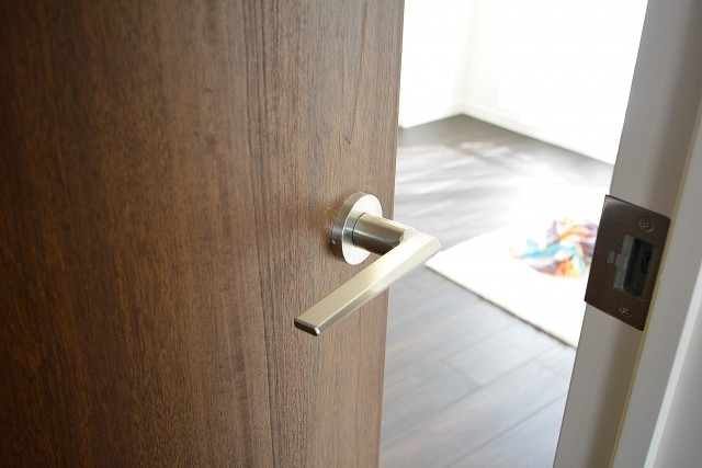 中銀南青山マンシオン　6.0帖洋室の入口