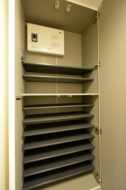 デューク・スカーラ日本橋_7.5帖のベッドルームシューズBOX