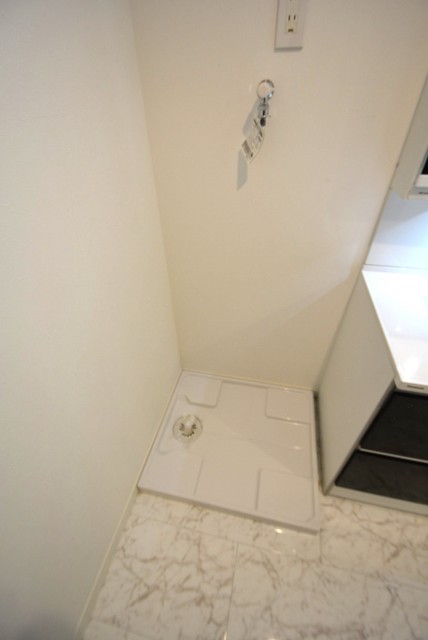 メゾンドール本郷　洗濯機置場