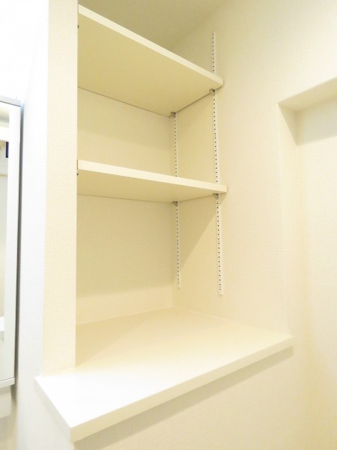 洗足ミナミプラザ　洗濯機置場横の棚