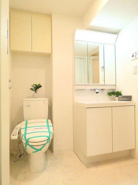 コンフォラス千石　トイレと洗面化粧台