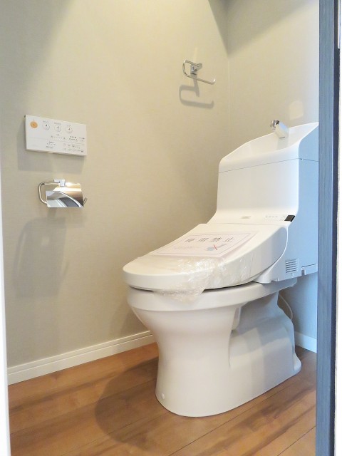 ユニーブル明大前　ウォシュレット付きトイレ