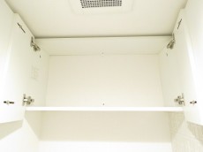 ナイスアーバン石川台　トイレの吊戸棚