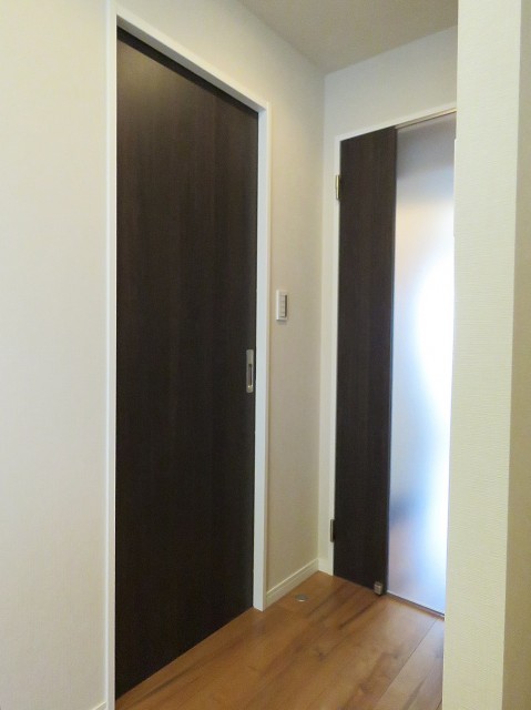 ユニーブル明大前　洗面室扉