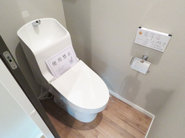ユニーブル明大前　ウォシュレット付きトイレ