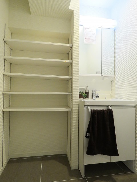 白金台桜苑マンション　リネン棚と洗面化粧台