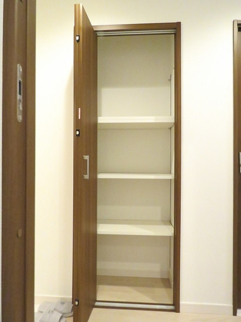 ナイスアーバン石川台　物入れ