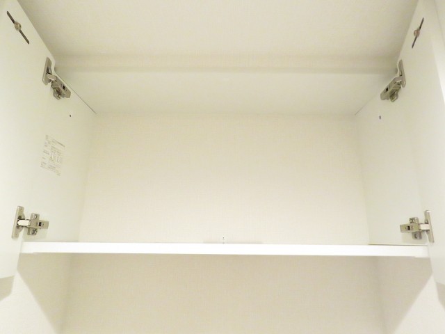 ナイスアーバン石川台　トイレの吊戸棚