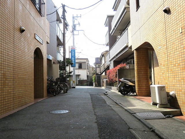 ユニーブル明大前　エントランス前道路