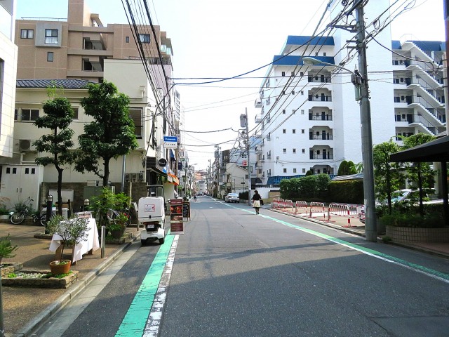 秀和西麻布レジデンス　前面道路