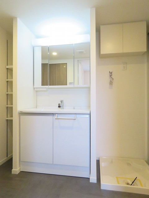 都立大コーポラス　洗面化粧台と洗濯機置場