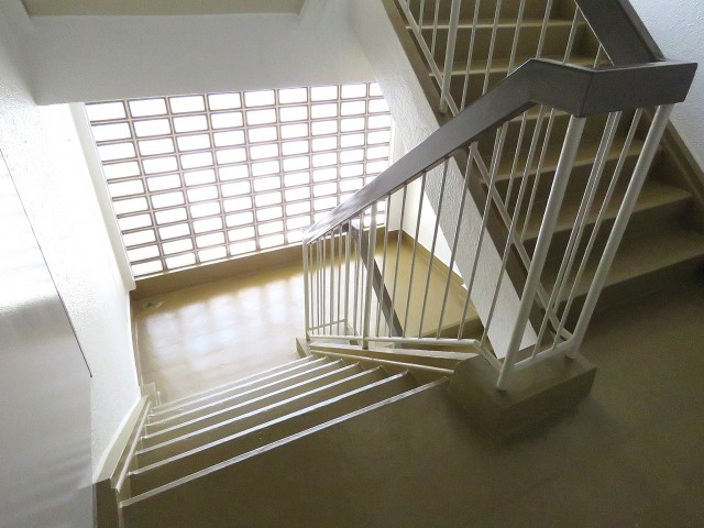 都立大コーポラス　共用階段