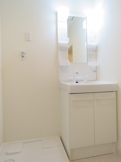 ファムール目黒　洗濯機置場と洗面化粧台