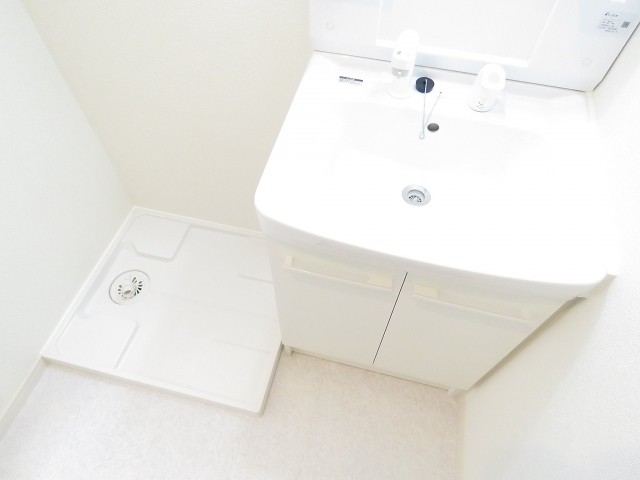 ファムール目黒　洗濯機置場と洗面化粧台