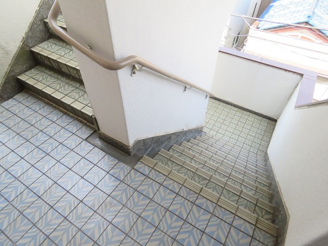 ビラ自由ヶ丘　共用階段