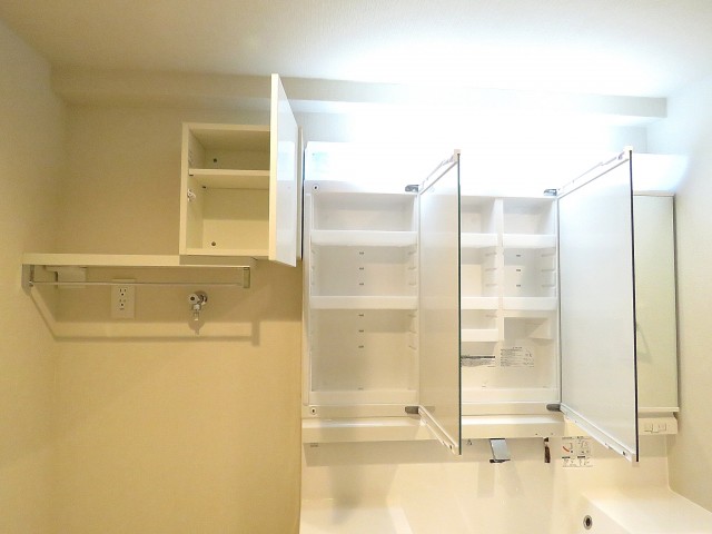 ガーデンハウス　洗濯機置場と洗面化粧台