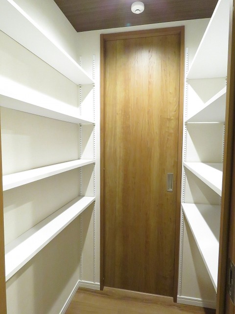 ガーデンハウス　廊下収納