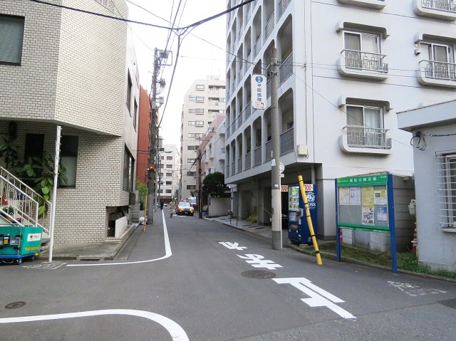 中銀南青山マンシオン　エントランス前道路