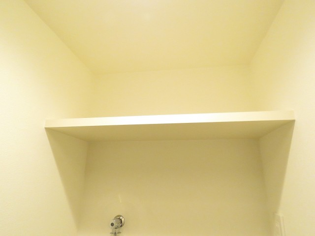 池袋サンシャインプラザ　洗濯機置場上の棚