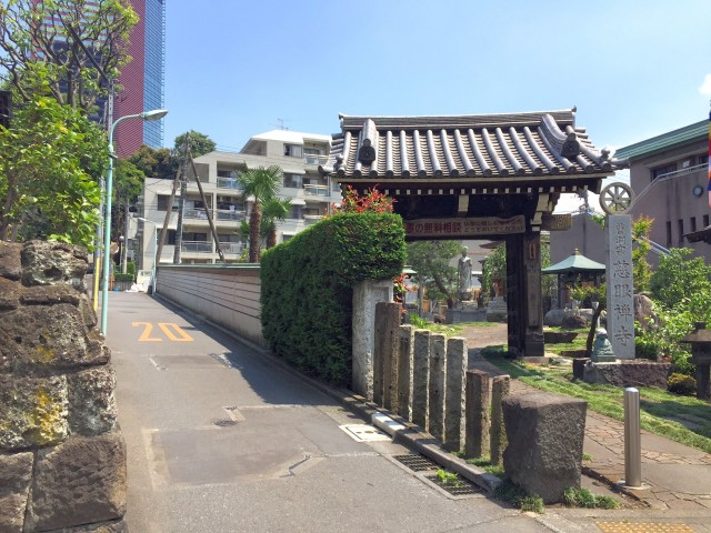 ノア三田 (1)　桜田通りからお寺の脇道を入っていきます