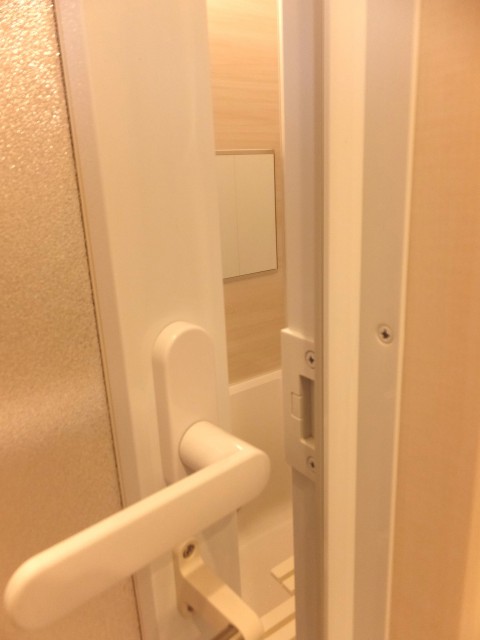 白金台グロリアハイツ　バスルームへ